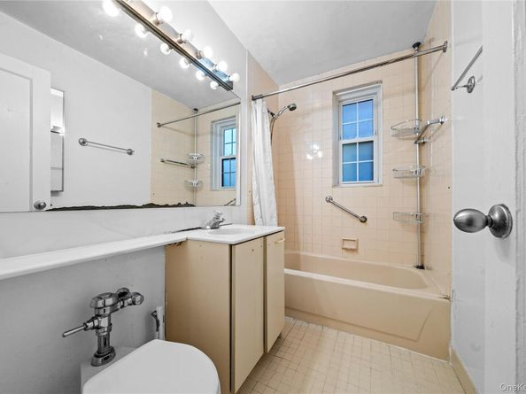 140-18 burden crescent 305, Briarwood NY 11435