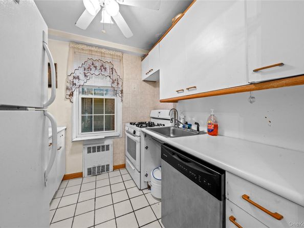 140-18 burden crescent 305, Briarwood NY 11435