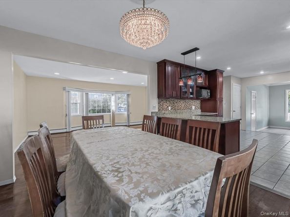 23 Paul Court, North Babylon NY 11703