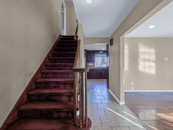 23 Paul Court, North Babylon NY 11703