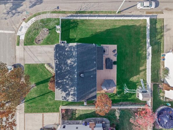 23 Paul Court, North Babylon NY 11703