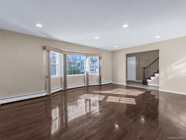 23 Paul Court, North Babylon NY 11703