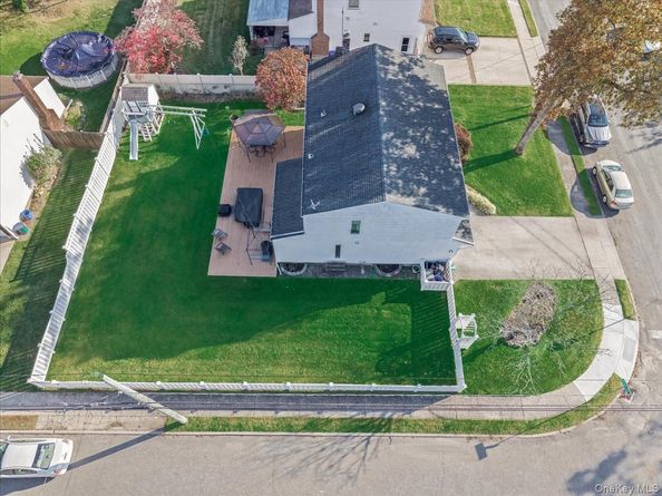 23 Paul Court, North Babylon NY 11703