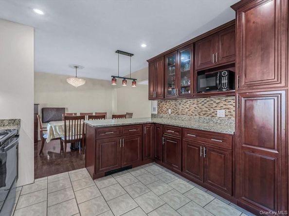 23 Paul Court, North Babylon NY 11703