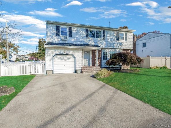 23 Paul Court, North Babylon NY 11703
