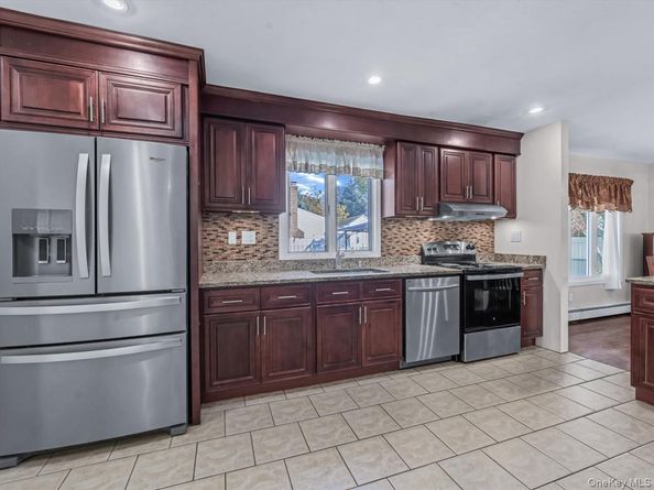 23 Paul Court, North Babylon NY 11703