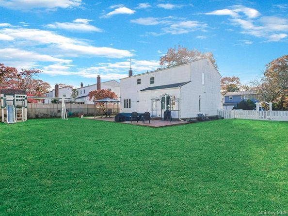 23 Paul Court, North Babylon NY 11703