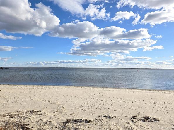 324 Mariners Way, Copiague NY 11726