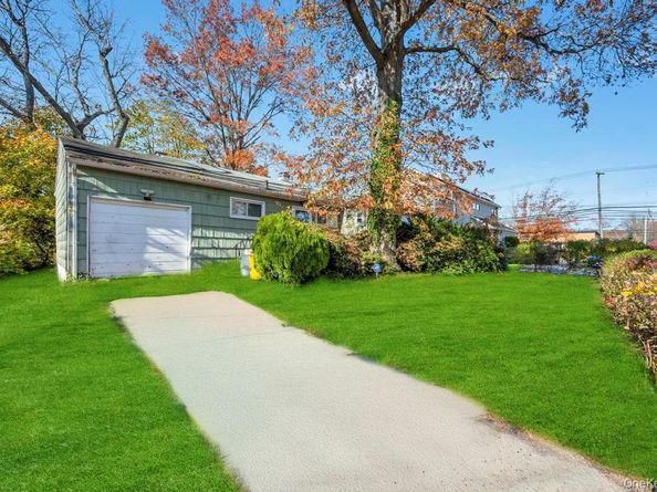 4 Hope Drive, Plainview NY 11803