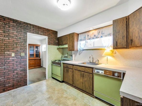 4 Hope Drive, Plainview NY 11803