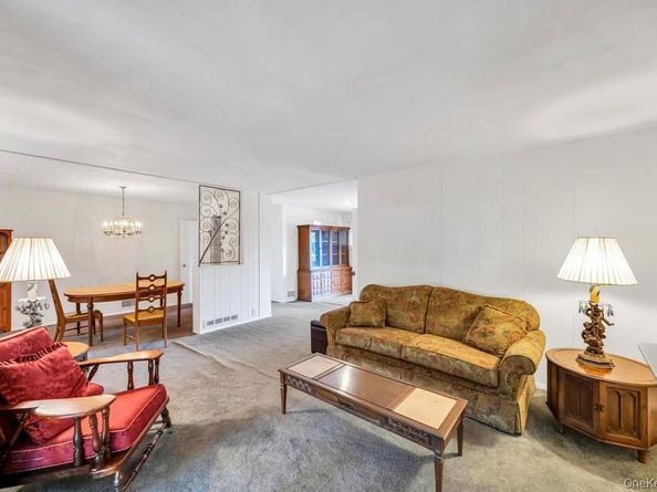 4 Hope Drive, Plainview NY 11803