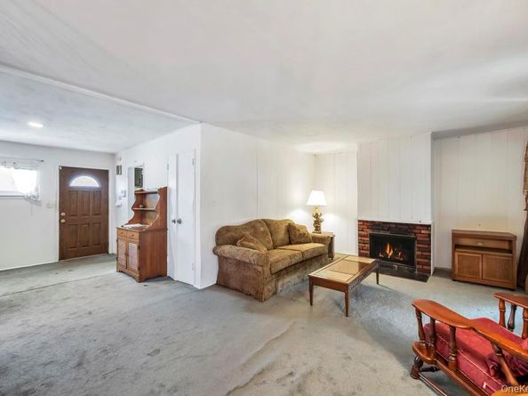 4 Hope Drive, Plainview NY 11803