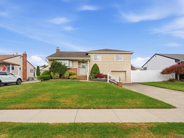 29 Lehigh Lane, Hicksville NY 11801