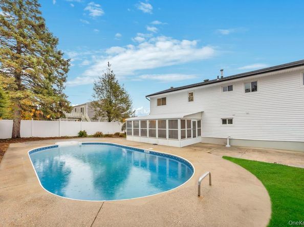 331 Gillette Street, Dix Hills NY 11746