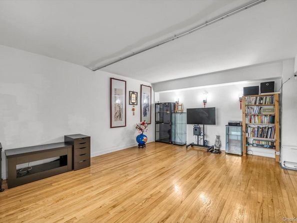 139-15 83Ave 305, Briarwood NY 11435