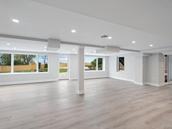 52 Woodland Road, Roslyn NY 11576