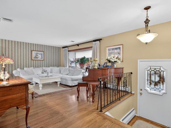 15 Duke Place, Glen Cove NY 11542