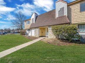 222 Pointe Circle N 2, Coram NY 11727
