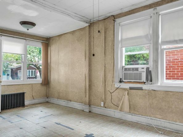 6915 69th Place, Glendale NY 11385