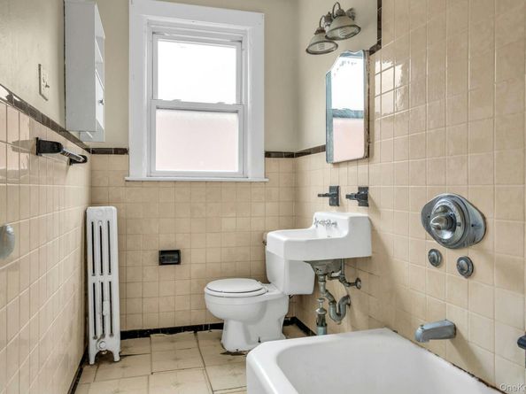 6915 69th Place, Glendale NY 11385