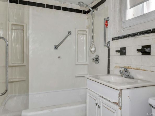 6915 69th Place, Glendale NY 11385