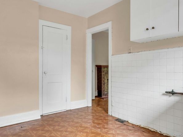 6915 69th Place, Glendale NY 11385