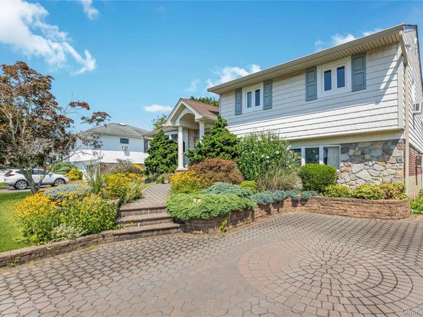 9 Cheryl Lane N, Farmingdale NY 11735
