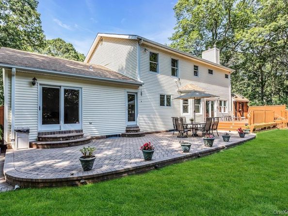 1 Damaris Court, Bayport NY 11705