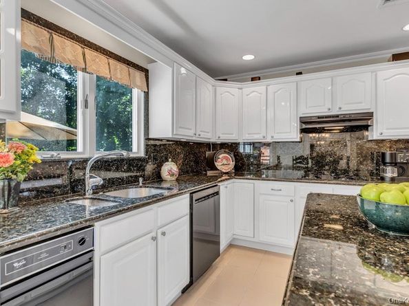 1 Damaris Court, Bayport NY 11705