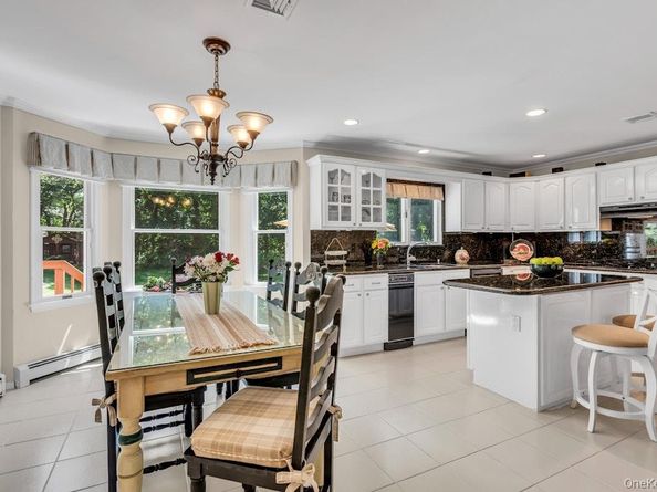 1 Damaris Court, Bayport NY 11705