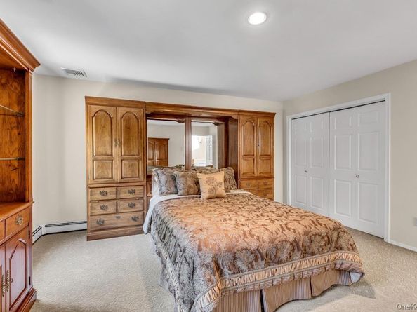 1 Damaris Court, Bayport NY 11705