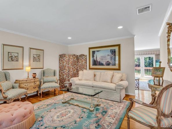 1 Damaris Court, Bayport NY 11705