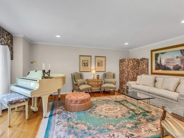 1 Damaris Court, Bayport NY 11705