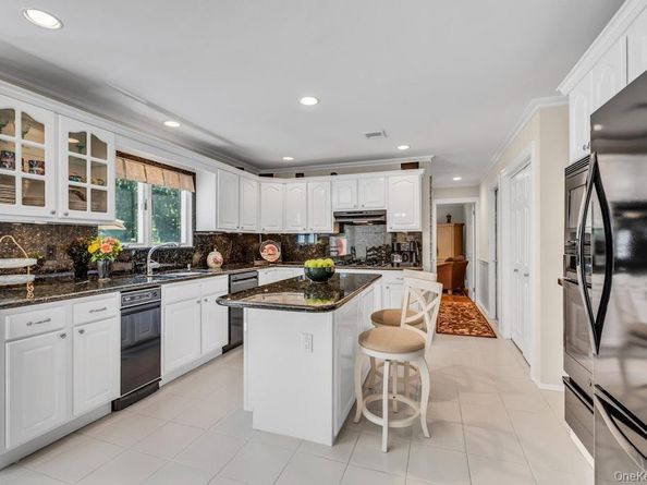1 Damaris Court, Bayport NY 11705