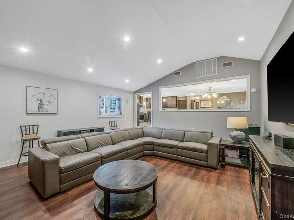 7 Rosella Court, West Babylon NY 11704