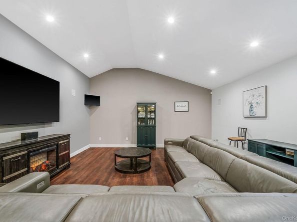 7 Rosella Court, West Babylon NY 11704
