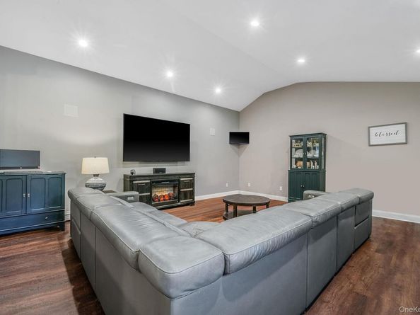 7 Rosella Court, West Babylon NY 11704