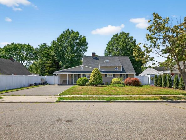 52 April Lane, Hicksville NY 11801