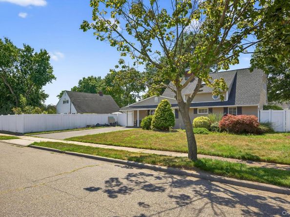 52 April Lane, Hicksville NY 11801