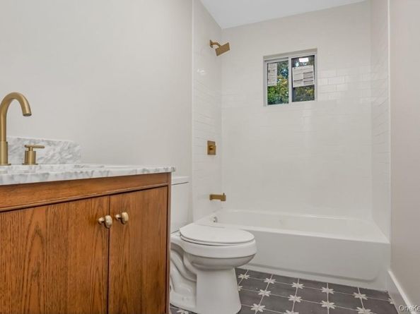 159 Coates Avenue N, Holbrook NY 11741
