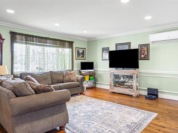 5 Webster Avenue, Massapequa NY 11758