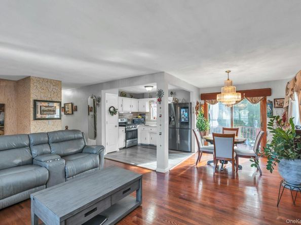15 Abbey Lane, Bay Shore NY 11706