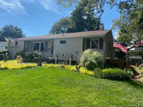 2816 Acorn Avenue, Medford NY 11763