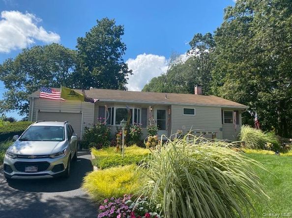 2816 Acorn Avenue, Medford NY 11763