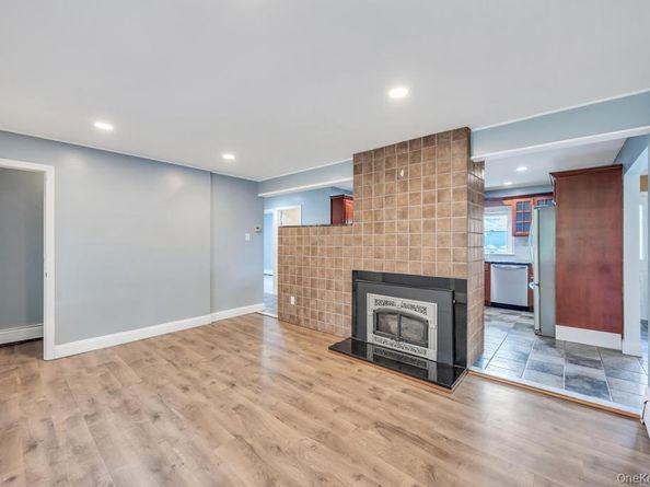 11 Winter Lane, Hicksville NY 11801