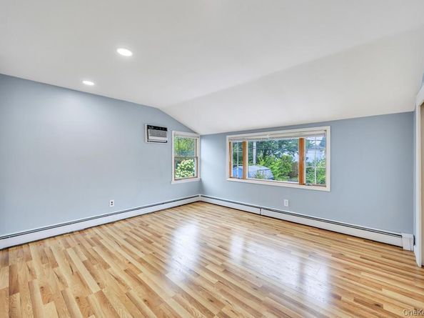 11 Winter Lane, Hicksville NY 11801