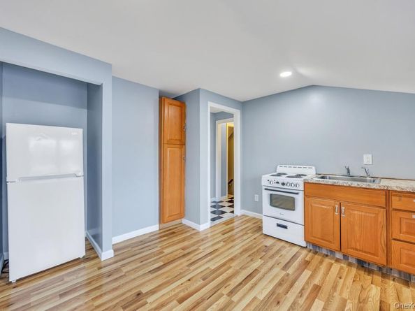 11 Winter Lane, Hicksville NY 11801