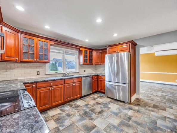 11 Winter Lane, Hicksville NY 11801