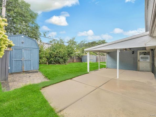 11 Winter Lane, Hicksville NY 11801