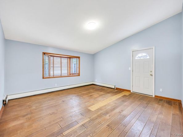 11 Winter Lane, Hicksville NY 11801